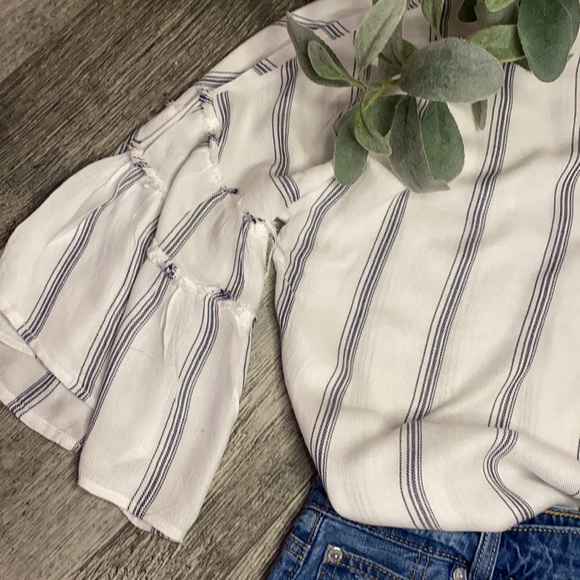 White striped shirt with flare sleeves - Picture 2 of 2